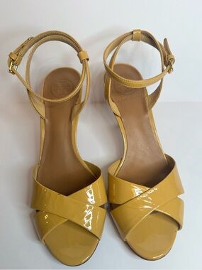 Tory Burch Tania Mustard Patent Heels Wood Heel Sandals Quiet Luxury 7.5